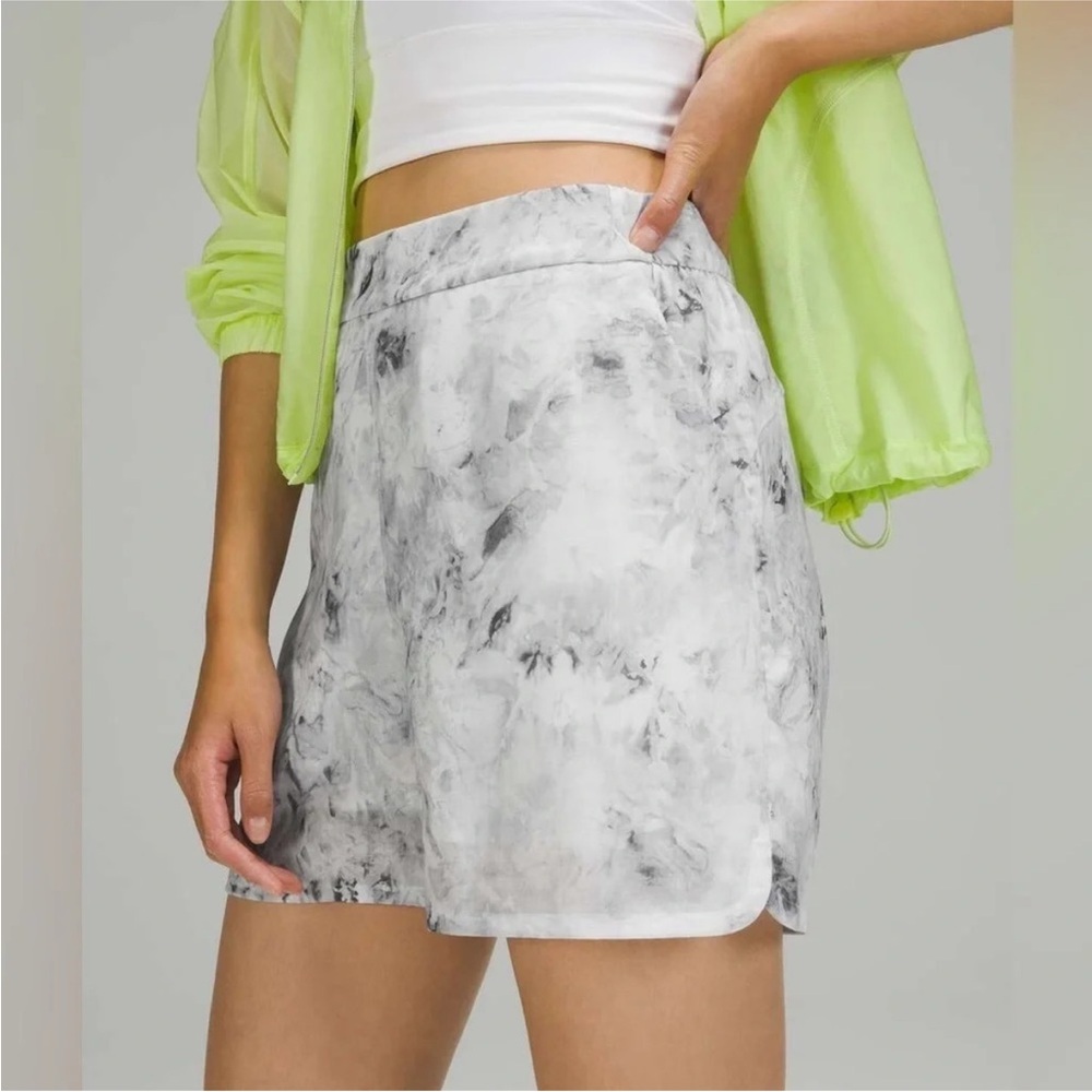 Lululemon Flat-Front Relaxed Short 4.5" Aquila Rhino Grey Multi Sz 4 NWOT